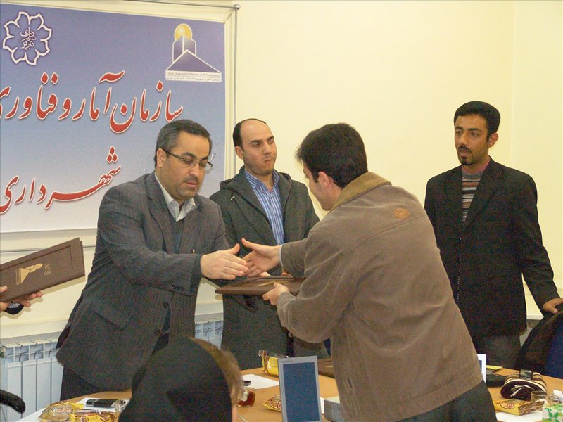 اعطای لوح تقدیر و سپاس به عوامل اجرایی در برگزاری دوره های شهروند الکترونیک