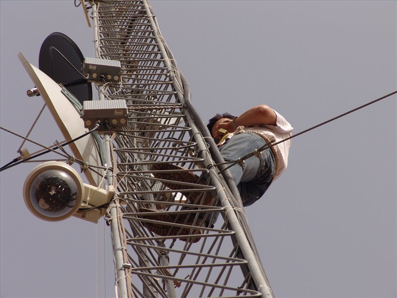 نصب، تجهیز، و راه اندازی اولین دکل رادیویی سازمان بر فراز عینالی